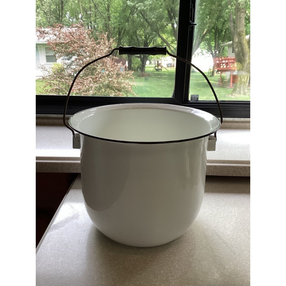 52. Columbian no 11 enamelware kettle 7 qt pot